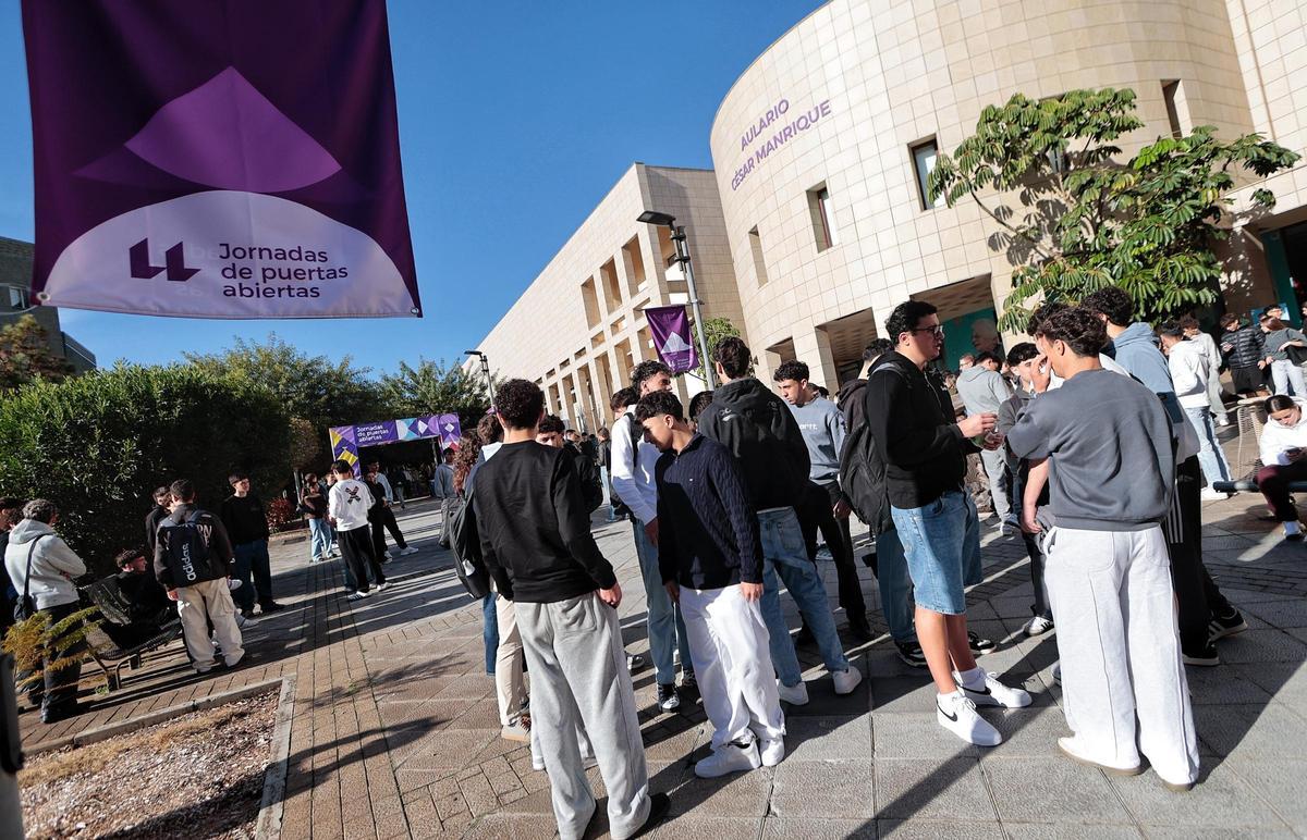 Los alumnos de Bachillerato que recientemente participaron en las jornadas de puertas abiertas de la ULL, en el Campus de Guajara.