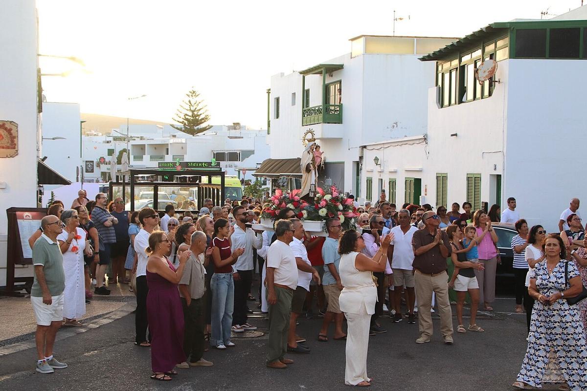 Procesión terrestre de la Virgen del Carmen en Playa Blanca (Yaiza), en Lanzarote