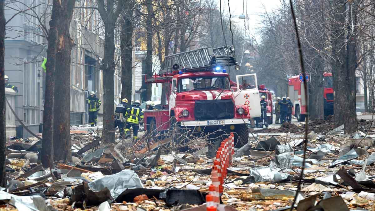 Los bomberos trabajan para contener el fuego en un edificio de viviendas bombardeado en Járkov.