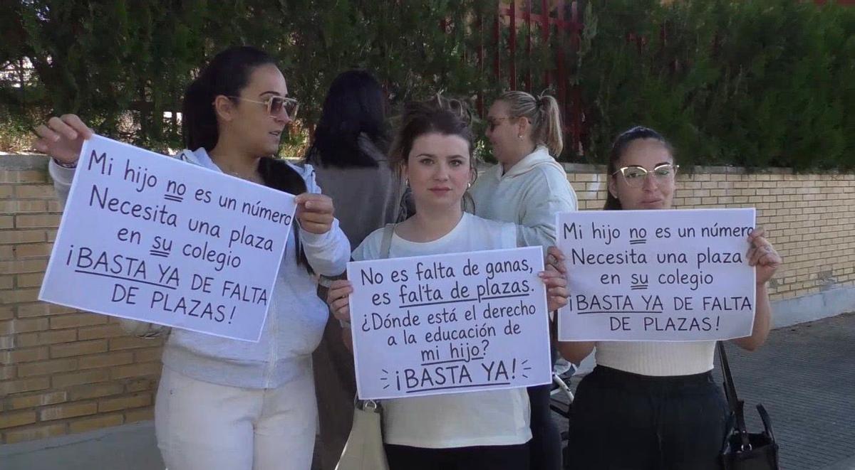 Familias del CERP San Jerónimo durante la última manifestación a las puertas del centro.