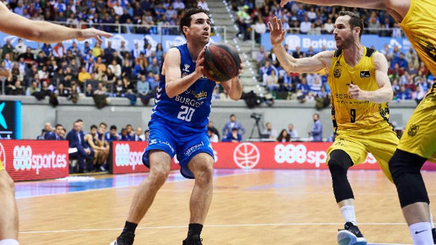 Huertas trata de defender a Bassas en el partido del sábado en Burgos.