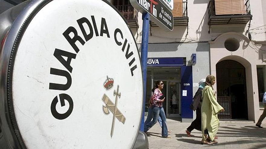 Dos hombres de origen argelino son detenidos hoy en Lepe (Huelva) por la Guardia Civil, que ha desmantelado una célula dedicada a la financiación de la &quot;yihad&quot; o guerra santa y vinculada directamente con Al Qaeda en la llamada operación &quot;Emir&quot;, en la que ha sido detenido, además, otro individuo más en Guipúzcoa. En la imagen, el edificio de la calle Real donde se ha producido la detención