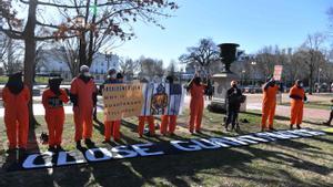 Un grupo de activistas en una protestas frente a la Casa Blanca piden el cierre de la prisión de Guantánamo.