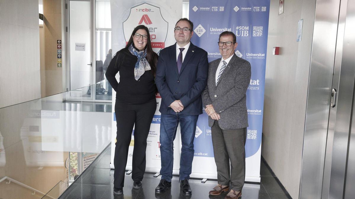 Félix Barrio, en el centro, durante el acto de balance del Cybercamp Illes Balears celebrado en la UIB.