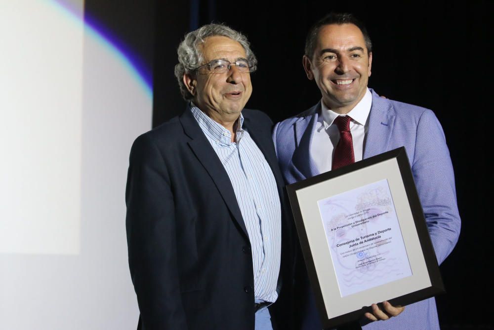 La UMA ha celebrado su tradicional Gala del Deporte, en la que ha premiado a la judoca Carmen Herrera, el capitán del UMA Antequera de fútbol-sala 'Tete', el mecenas del deporte malagueño Manolo Rincón, la jugadora del Clínicas Rincón, Paula Valdivia y el nadador Marcos Rodríguez Mesa.