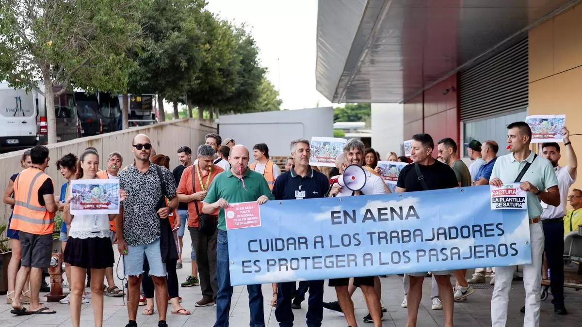 Los trabajadores de Aena en Ibiza denuncian falta de personal y sobrecarga laboral y no descartan volver a organizar otra concentración