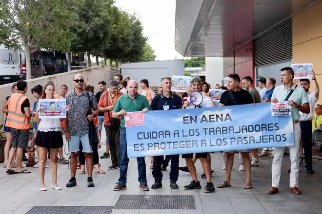 Protesta de los trabajadores de Aena en el aeropuerto de Ibiza