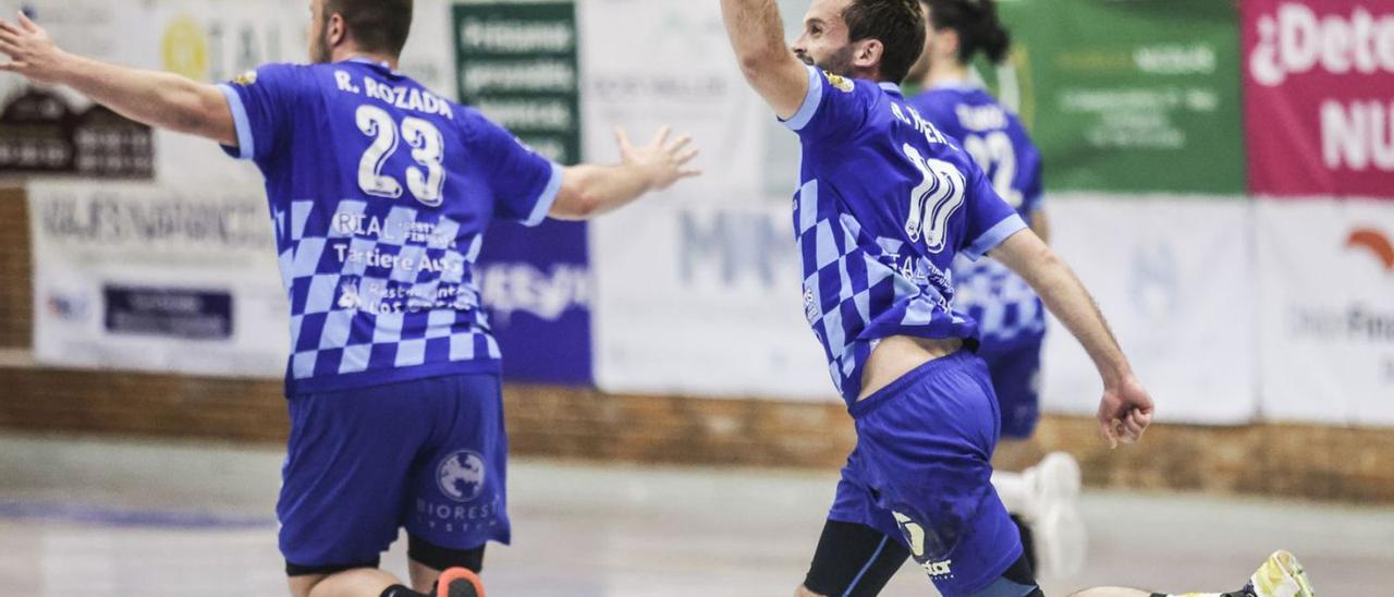 Arriba, los jugadores del Base celebran un gol. Abajo, su afición. | Collín