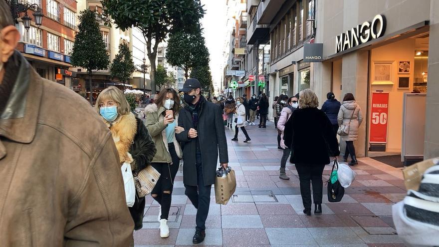 Las colas del primer día de rebajas compiten con las esperas para cambiar ropa y regalos