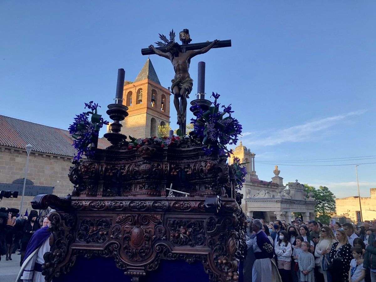 El cristo de los Remedios tras abandonar el atrio de la basílica de Santa Eulalia.