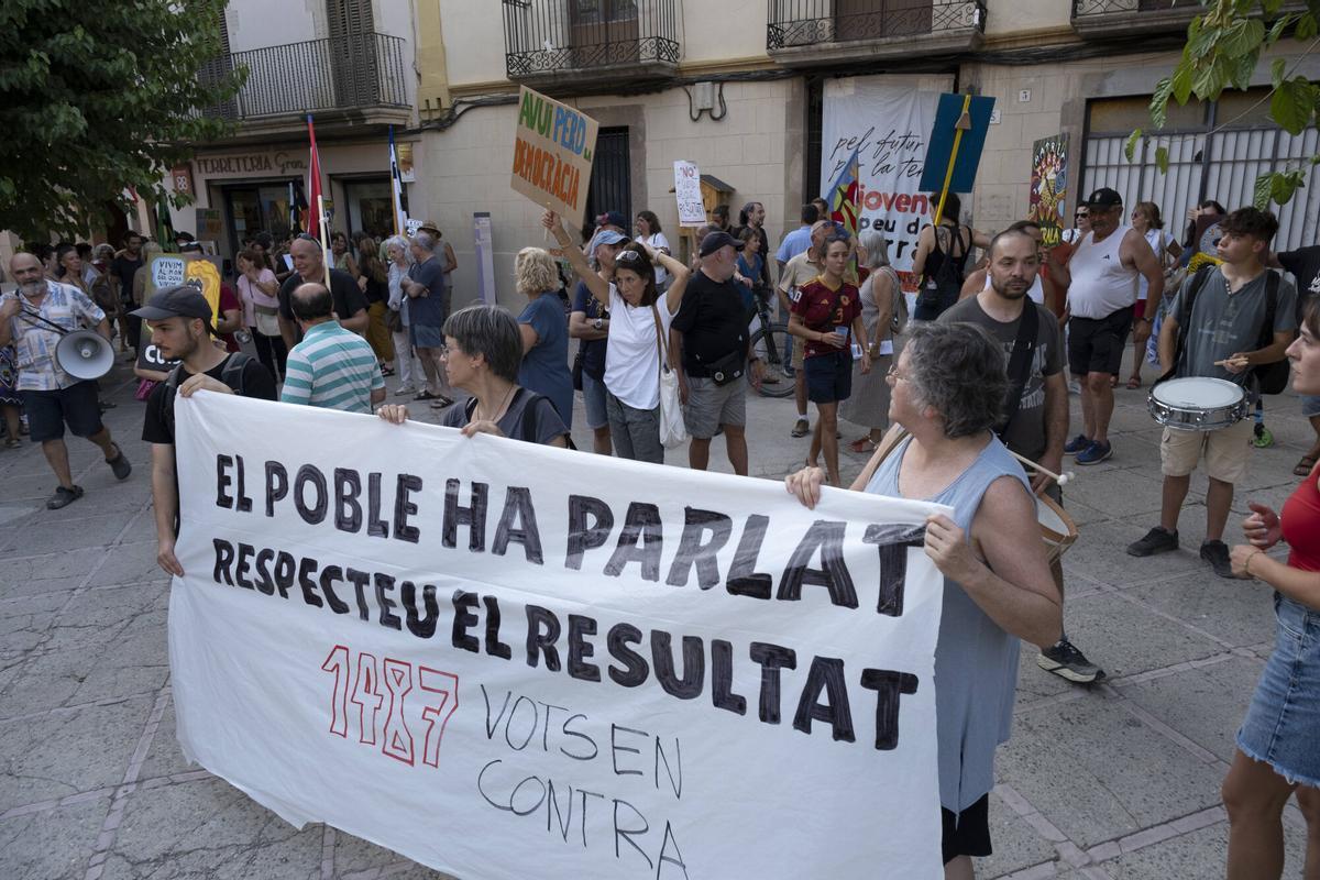 Imatges de la protesta en contra del projecte d'ampliació del polígon del Prat, el dia que s'ha suspès el ple municipal per un ciberatac