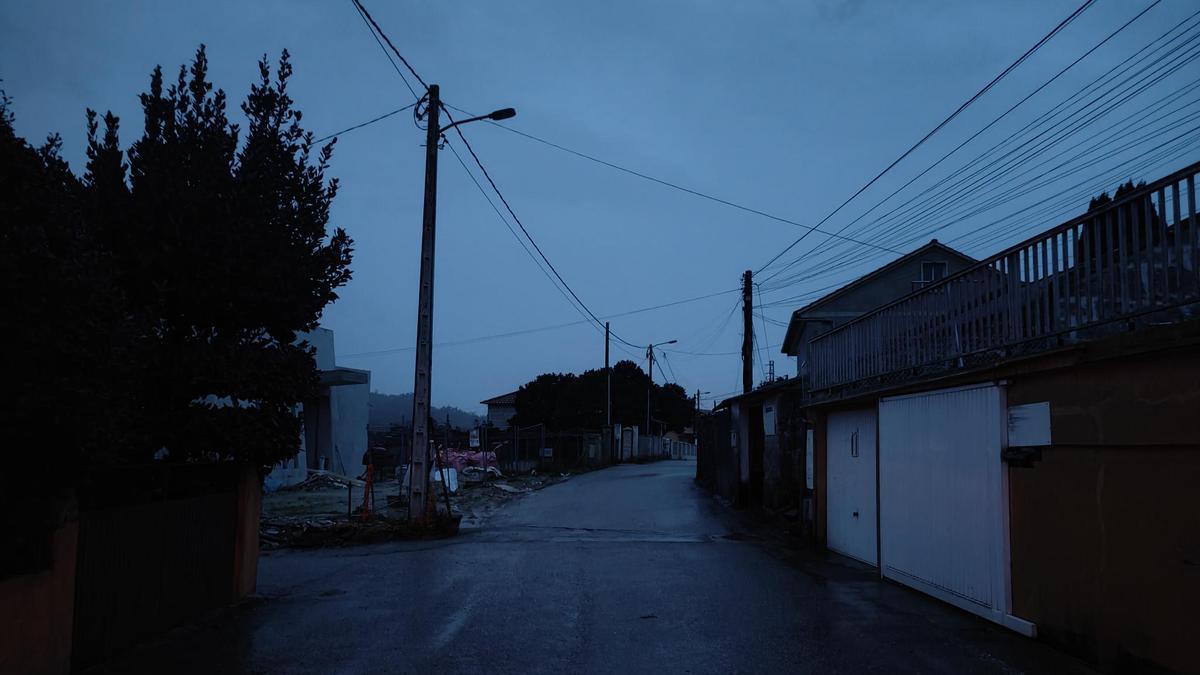 Una calle en Gandón (Aldán), sin luz de madrugada.
