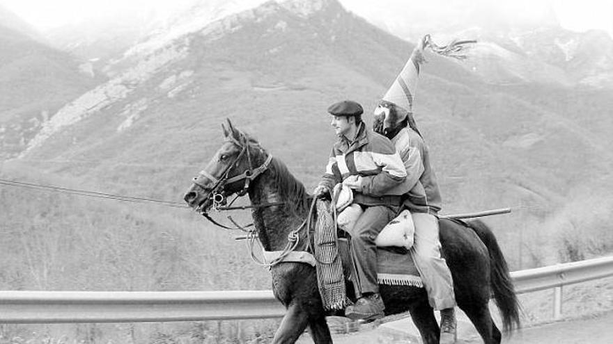 El guirria, a caballo, conducido por José Pérez, llegando, ayer, a San Juan de Beleño.