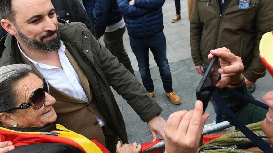 Abascal, fent-se fotos amb manifestants, a Madrid.