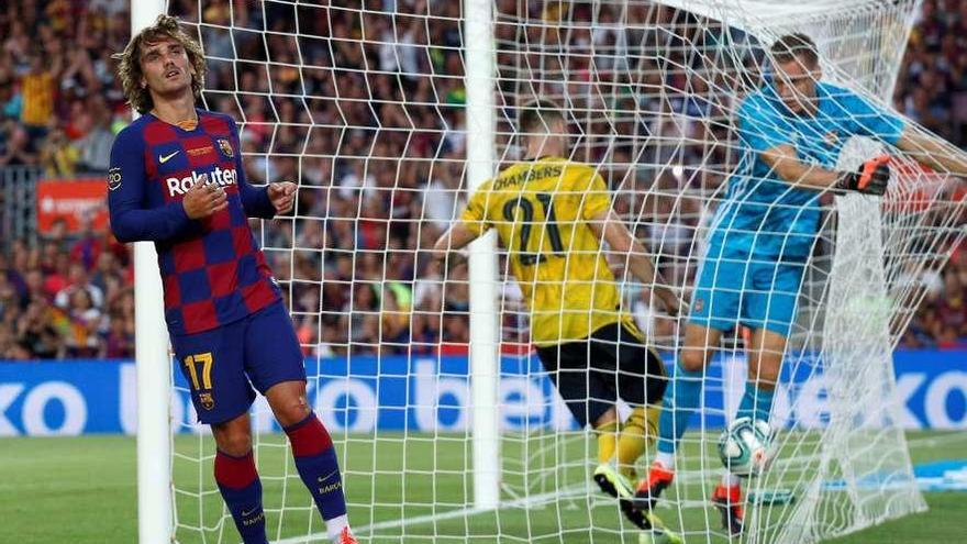 Antoine Griezmann, ayer, en el Camp Nou, tras el autogol del Arsenal. // Albert Gea