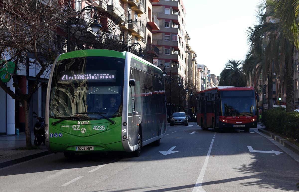Dos autobuses de Zaragoza, uno nuevo y otro viejo, en una imagen reciente.