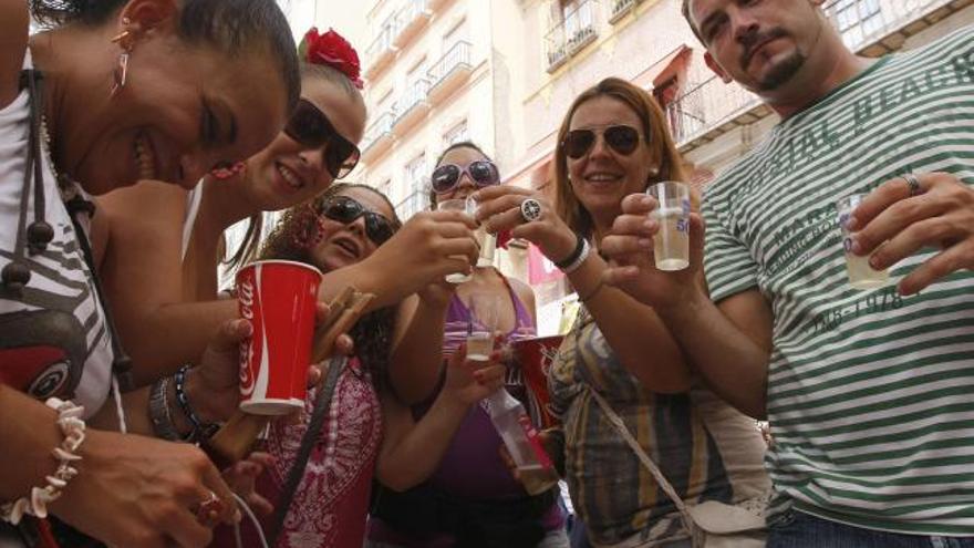 Un grupo de amigos, en la feria del Centro el pasado lunes 16 de agosto.