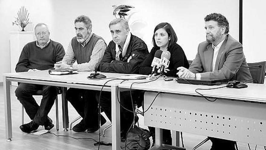 Adriana Lastra, junto a varios alcaldes del Occidente asturiano, ayer, en Navia.