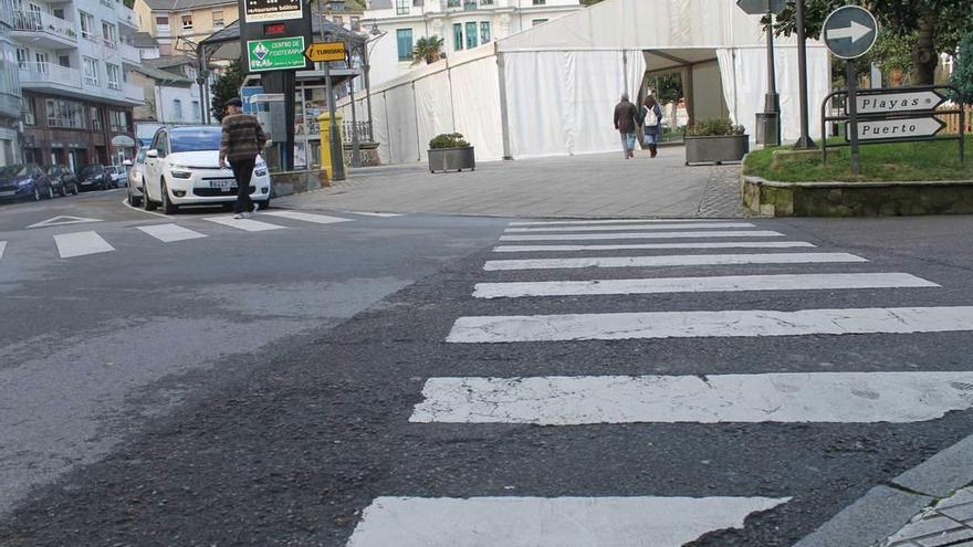 Acceso a la plaza del Ayuntamiento de Valdés desde la calle Uría, en Luarca.