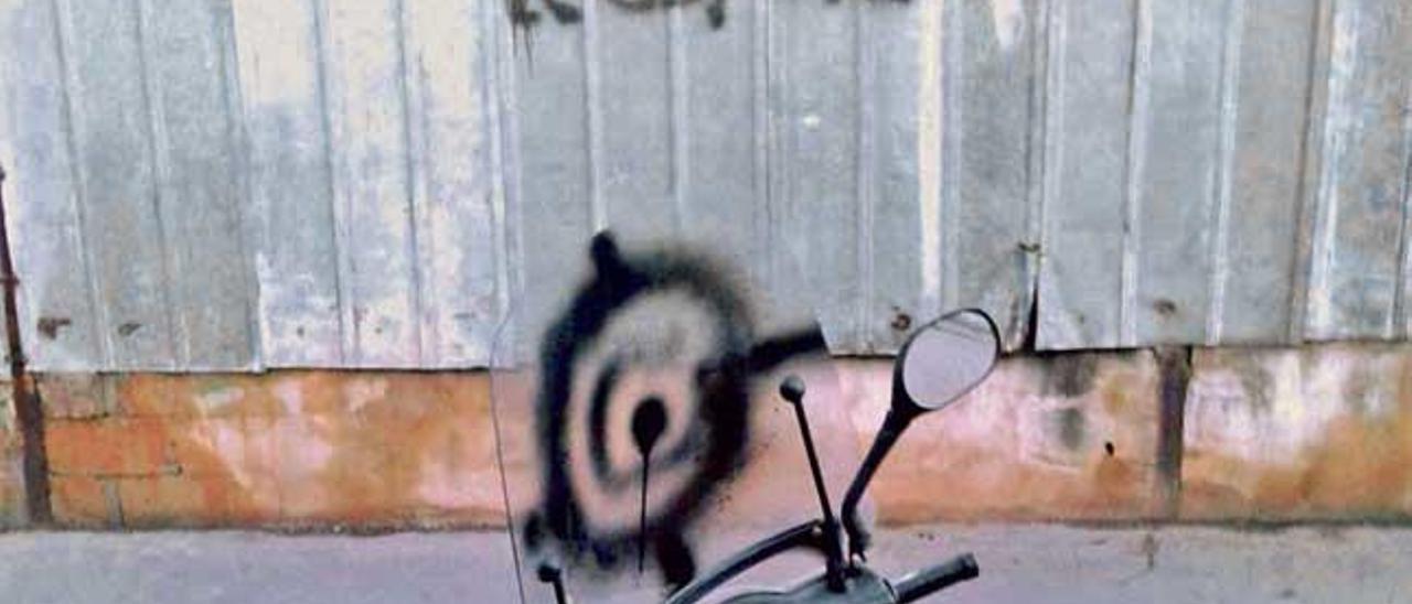 Imagen de la diana en la moto de Capó y la pintada amenazante.