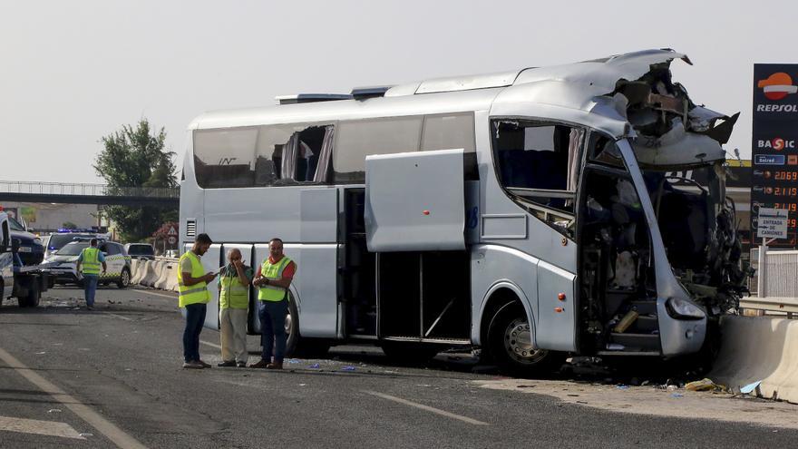 El choque de dos autobuses y un turismo en Granada causa la muerte de una persona