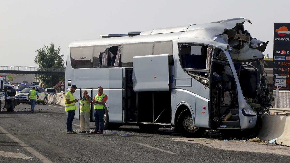 El choque de dos autobuses y un turismo en Granada causa la muerte de una persona.