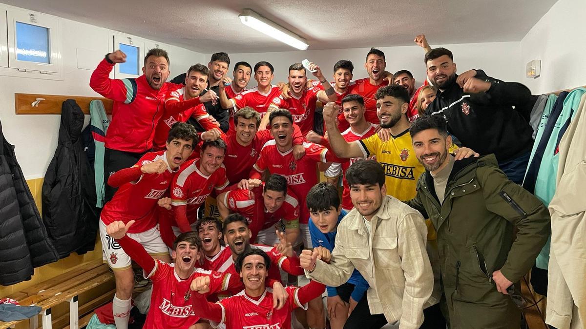 Los futbolistas y cuerpo técnico del Atlético Espeleño celebran el triunfo ante el Rota.