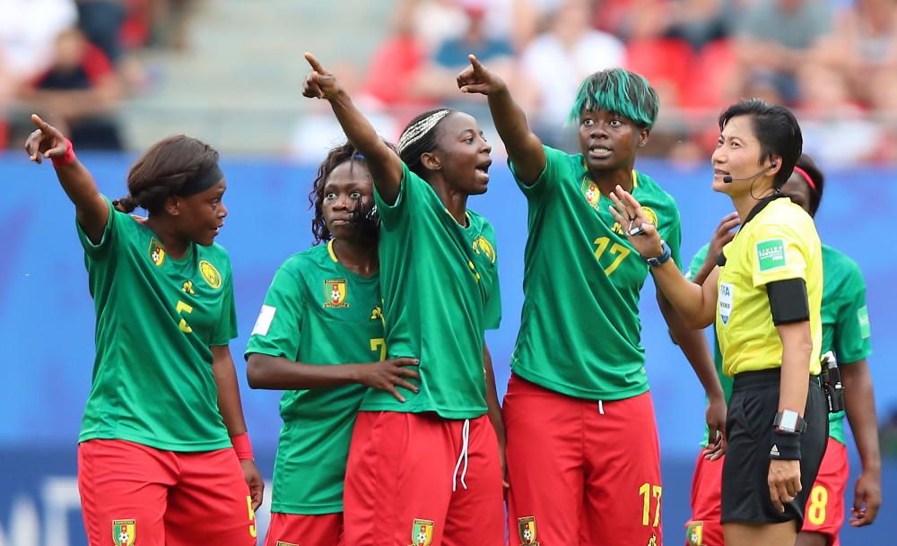 La selección femenina de Camerún la lía frente a I