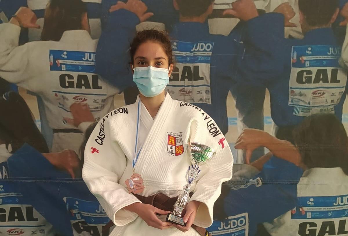 Miriam Silvares, con su trofeo