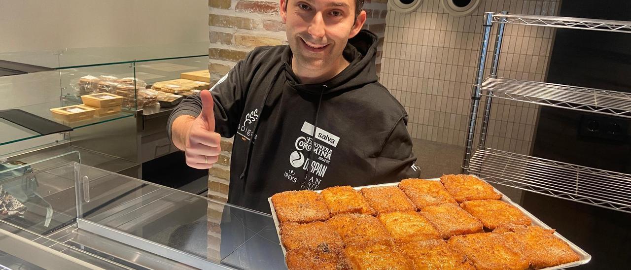 El director técnico de la panadería El Brillante, José Roldán, con unas torrijas recién hechas.