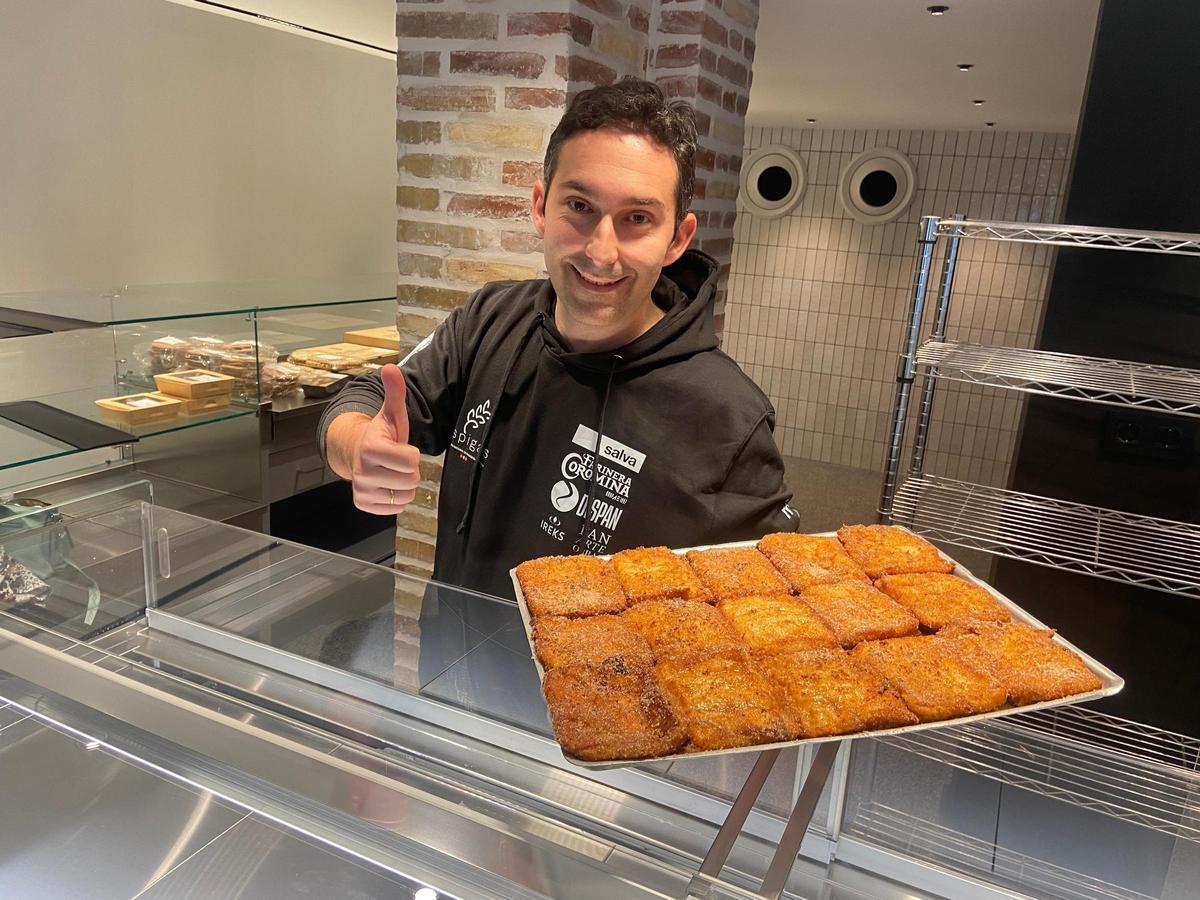 El director técnico de la panadería El Brillante, José Roldán, con unas torrijas recién hechas.