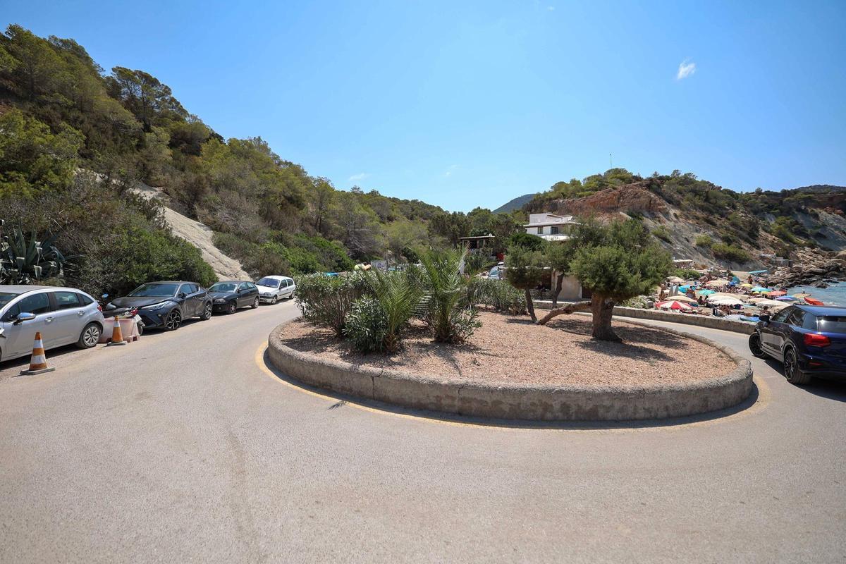 Descubre aquí todas las imágenes de la masificación en el aparcamiento de Cala d'Hort