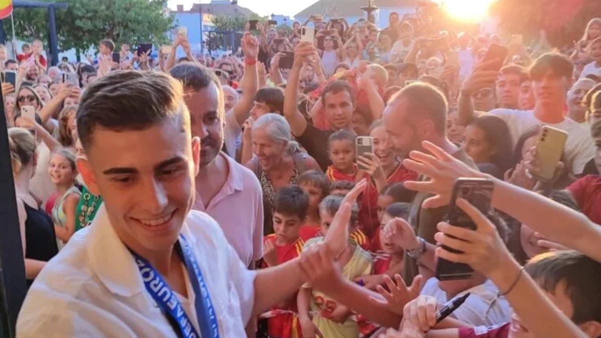 Fermín López, con los vecinos de El Campillo