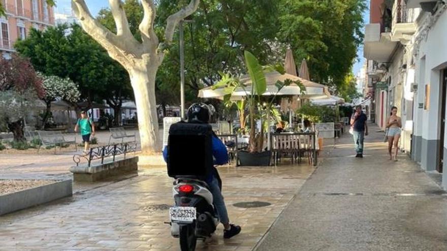 La Policía de Ibiza &quot;caza&quot; a un repartidor circulando en moto por Vara de Rey