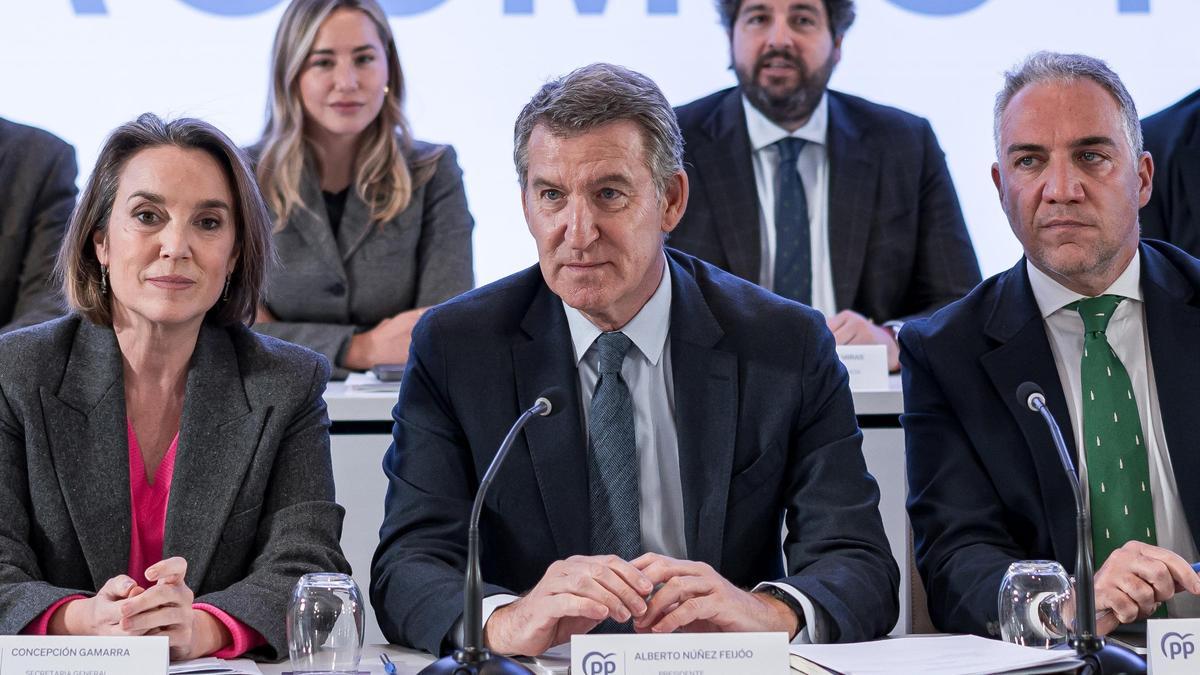 La secretaria general del PP, Cuca Gamarra; el presidente del PP, Alberto Núñez Feijóo y el vicesecretario de Coordinación Autonómica y Local del PP, Elías Bendodo, durante una reunión del Comité Ejecutivo de su partido.