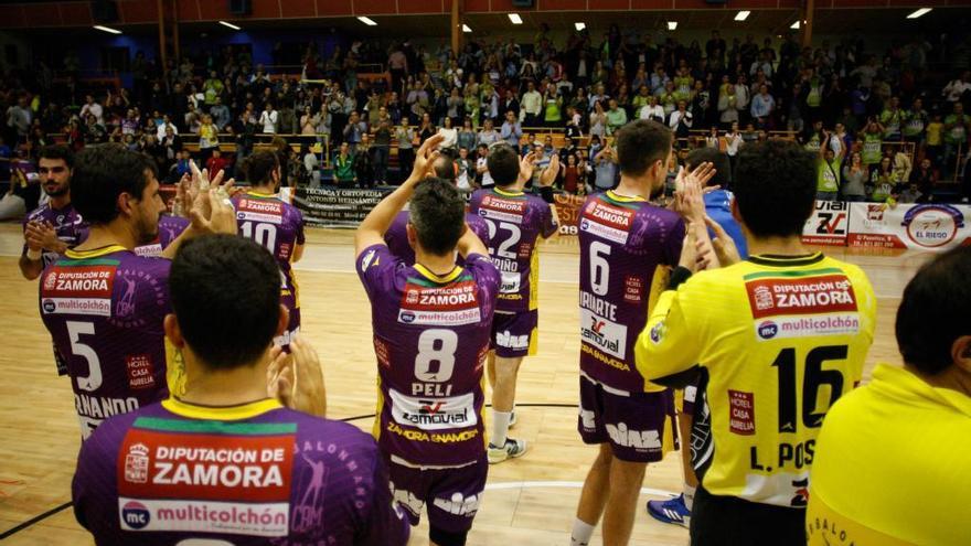 Los jugadores del Balonmano Zamora aplauden al público del Ángel Nieto.