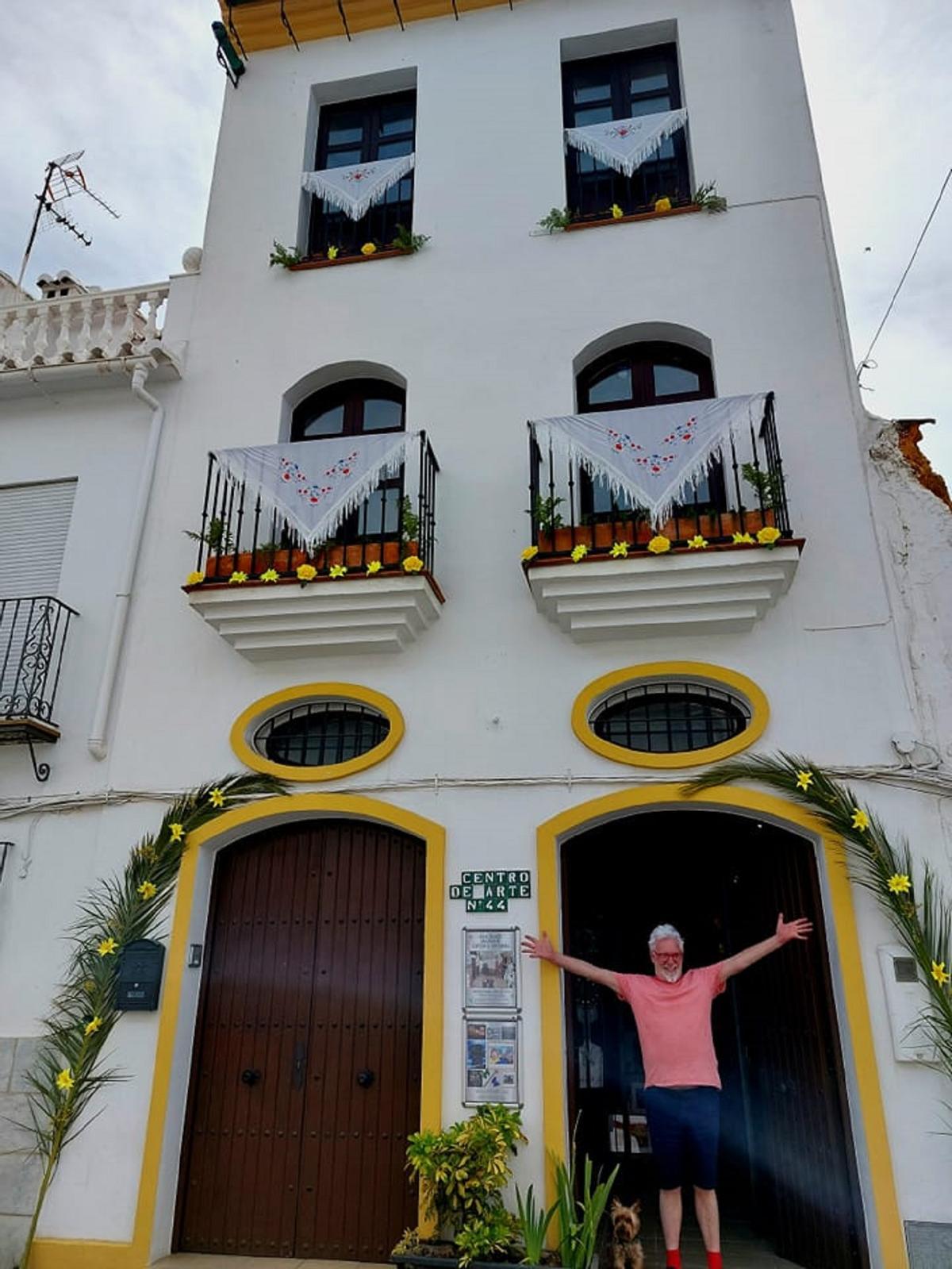 Los vecinos de Yunquera engalanan sus balcones el día del Corpus Christi.