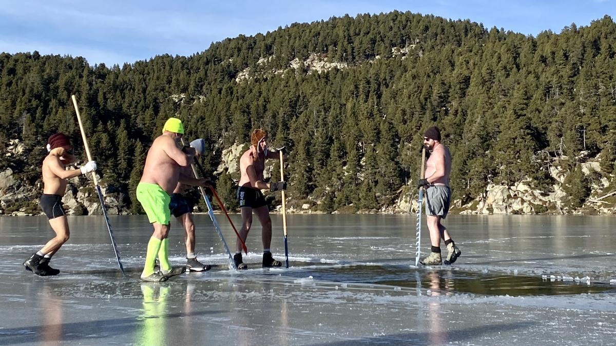 Maniobras para abrir un boquete en el hielo