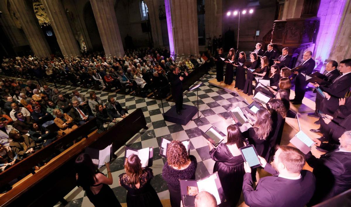 García de Paz dirige al coro durante el concierto. | Miki López