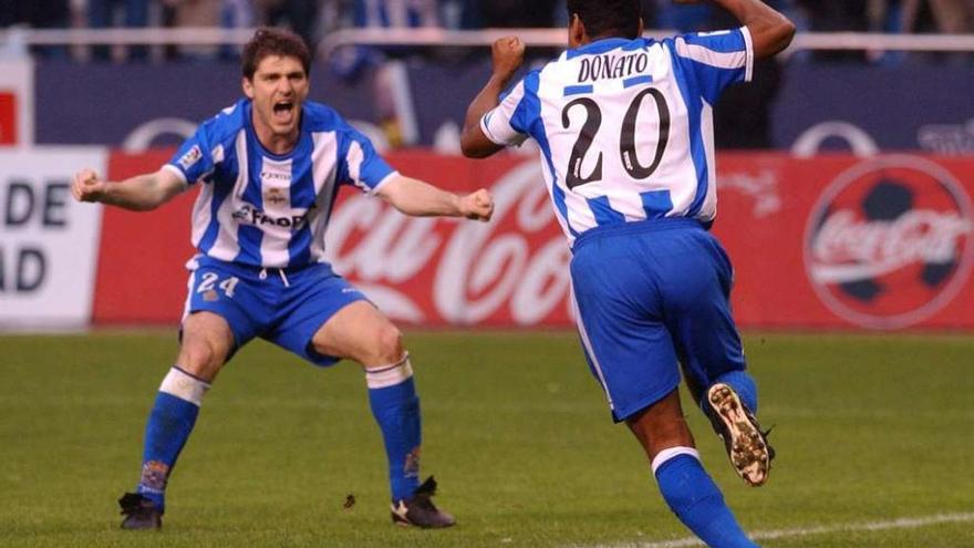 Donato celebra con Héctor el gol que le marcó al Athletic en enero de 2003.