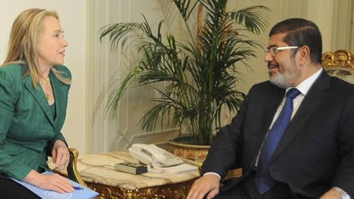 Mohamed Mursi con la secretaria de Estado de EEUU, Hillary Clinton, este miércoles.