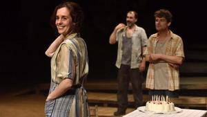 Berta Giraut, Lluís Villanueva y Marc Rodríguez, en una escena de ’Caïm i Abel’, la tragedia contemporánea de Marc Artigau.