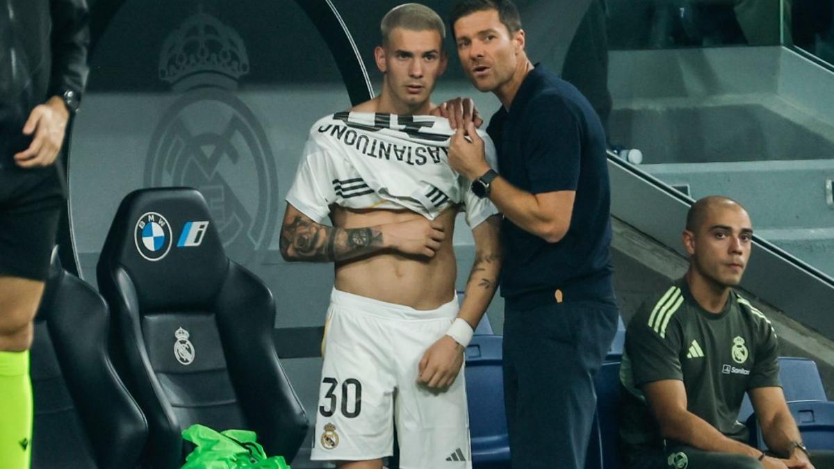 Xabi Alonso da instrucciones a Mastantuono durante el Real Madrid - Osasuna.