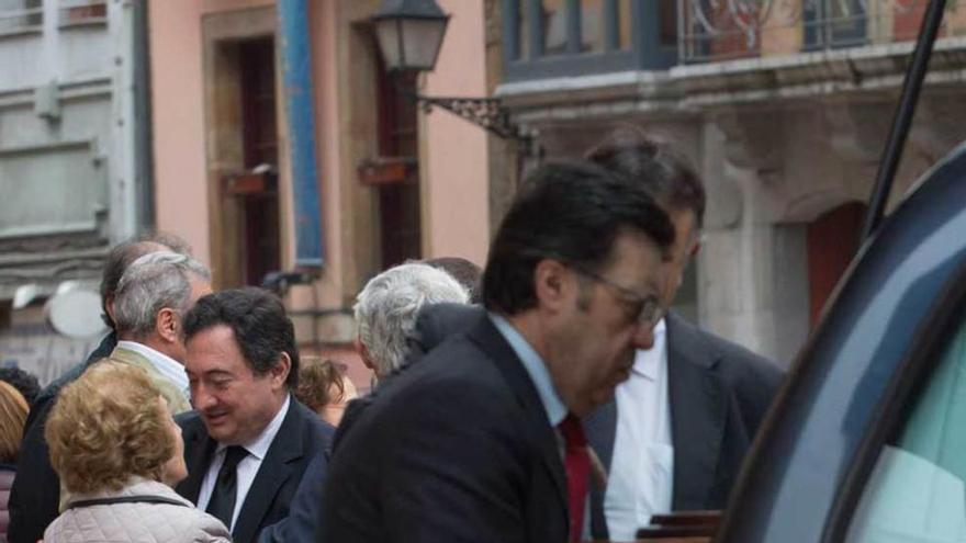 Julio Frutos Escotet recibe el pésame a la llegada del féretro de su madre a la iglesia de San Isidoro.