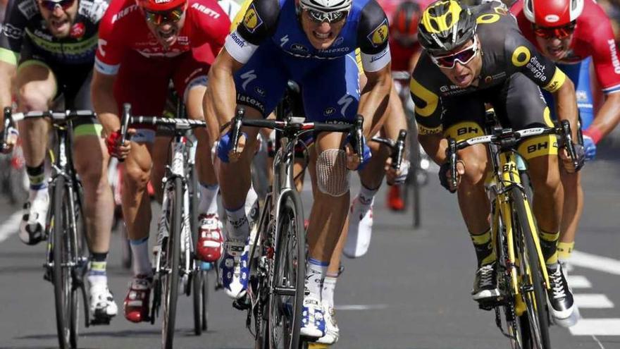 Marcel Kittel gana la cuarta etapa del Tour entre Saumur y Limoges en la línea de meta.