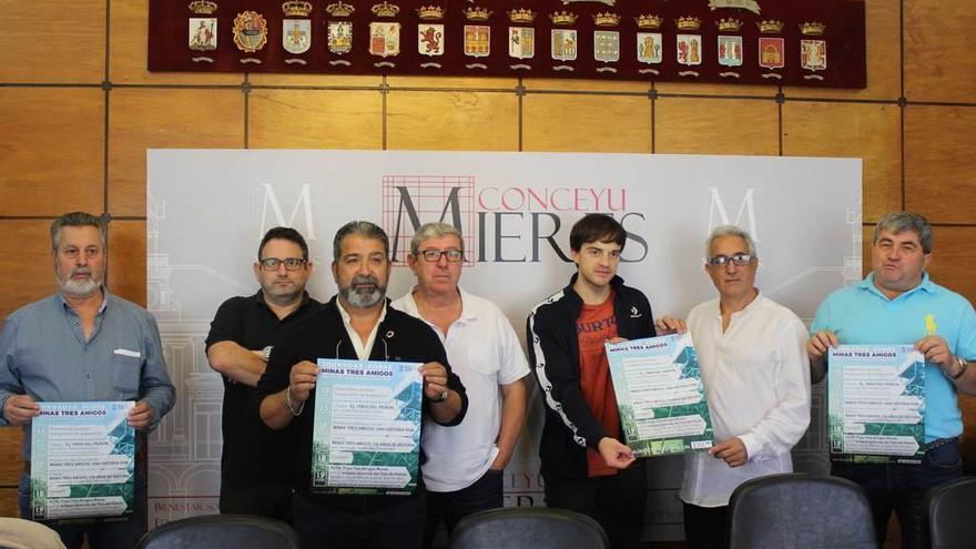 El colectivo de Trabajadores de Tres Amigos, junto a los ediles Juan Ponte y Luis Ángel Vázquez Maseda, este último trabajador del pozo.