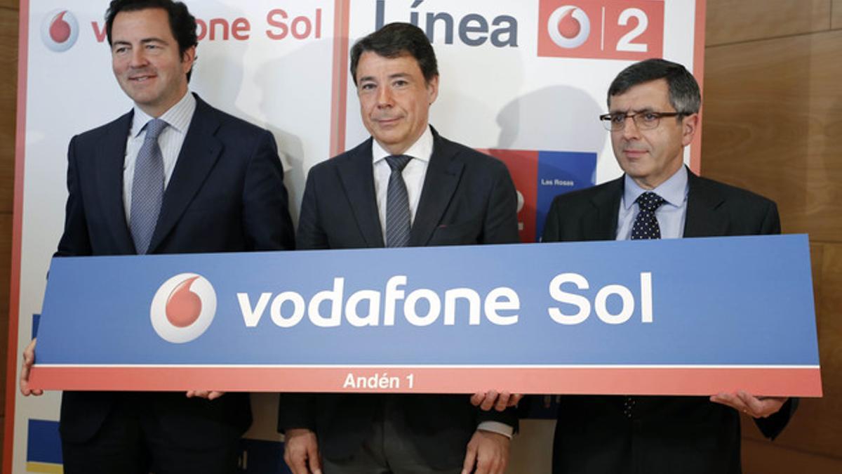 De izquierda a derecha, Tobias Zisik, directivo de Metro de Madrid; Ignacio González, presidente de la Comunidad de Madrid, y Francisco Román, presidente de Vodafone, ayer.