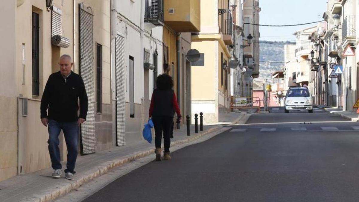 Dos vecinos en una calle de Antella, en una imagen de archivo.