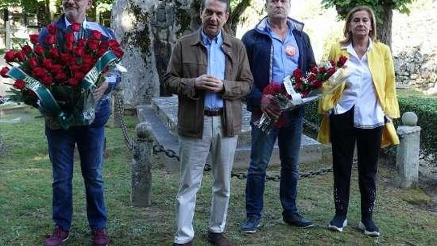 El alcalde Caballero realizó ayer la ofrenda floral en Pereiró. // FdV