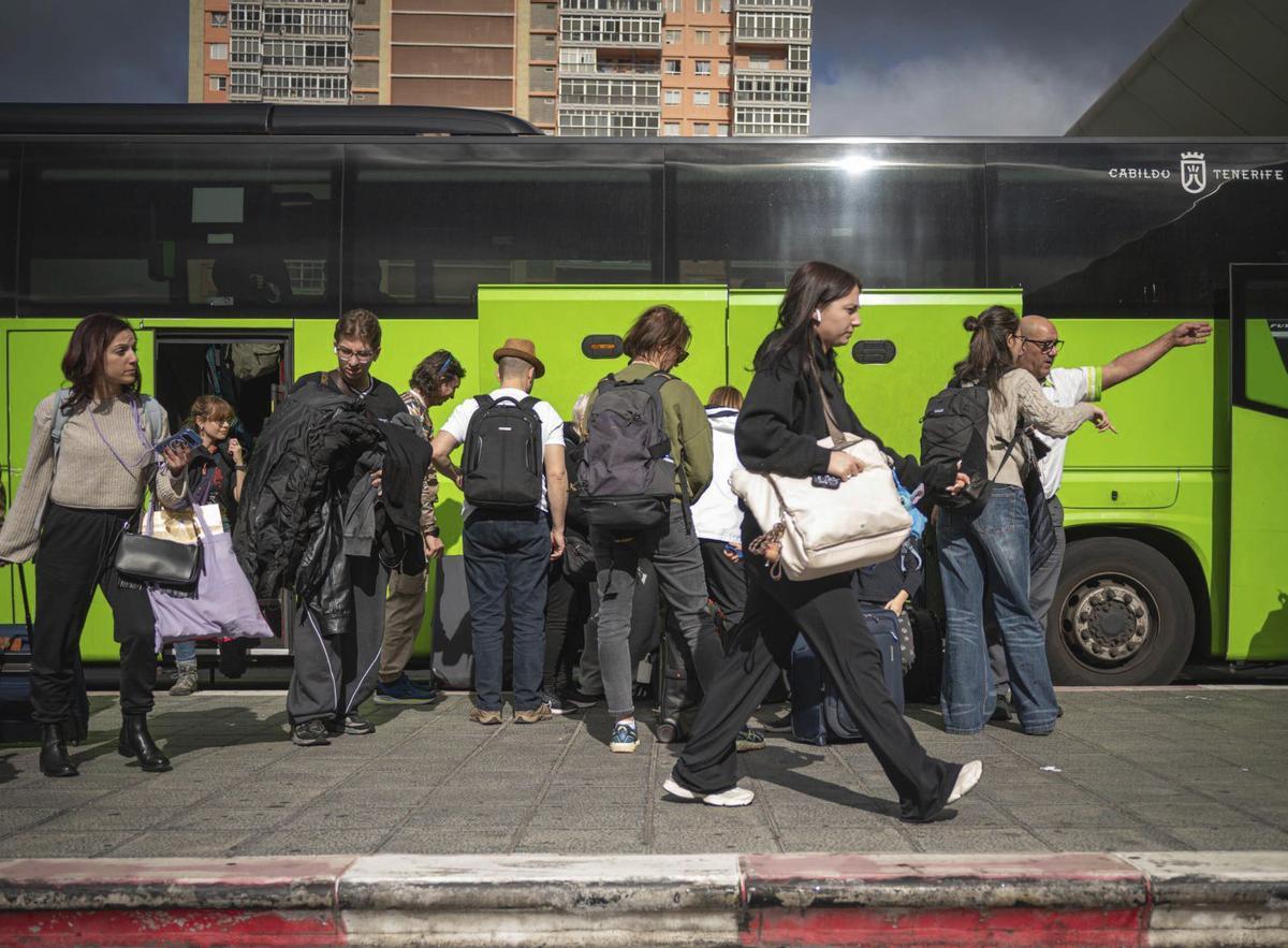 Pasajeros junto a una guagua en el Intercambiador de Santa Cruz.